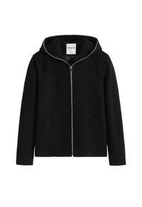 Veste à capuche noire en tissu doux, avec fermeture à glissière à l'avant, deux poches latérales et un design minimaliste. Texture lisse sur l'ensemble.