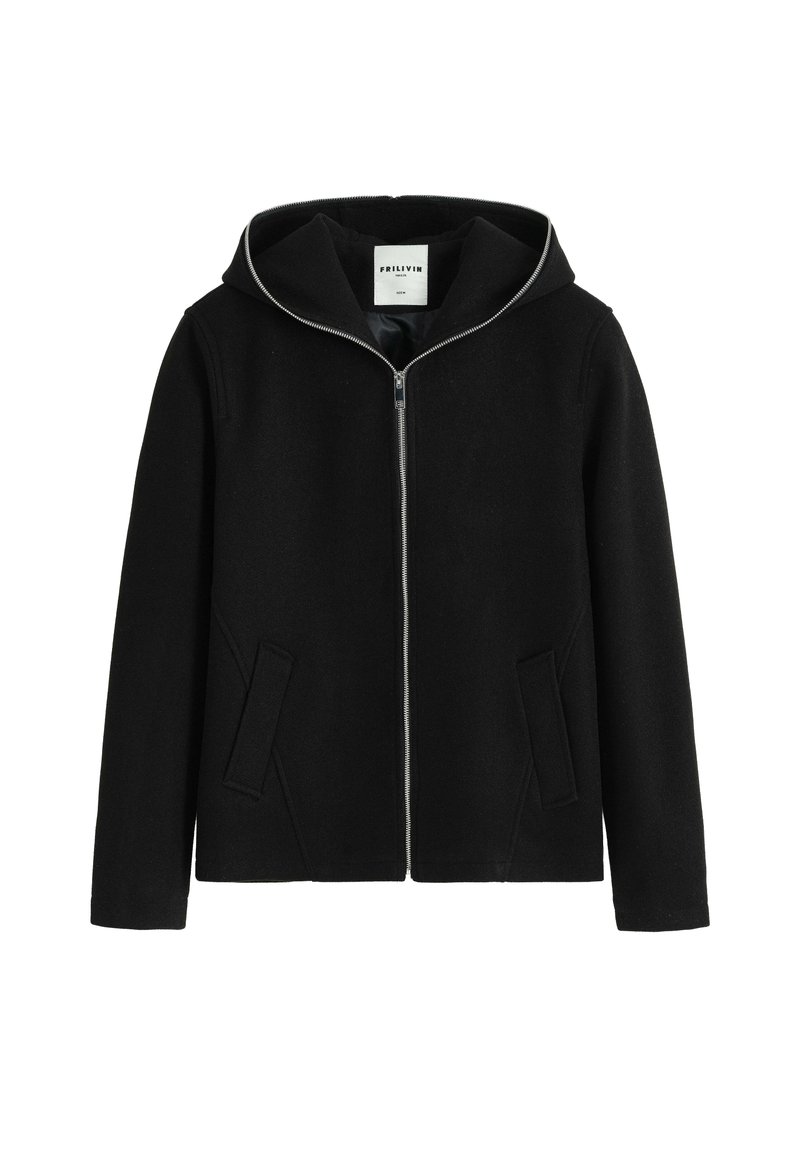 Veste à capuche noire en tissu doux, avec fermeture à glissière à l'avant, deux poches latérales et un design minimaliste. Texture lisse sur l'ensemble.