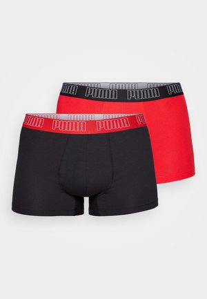 Kaksi paria bokserihousuja: yksi musta punaisella vyötäröllä ja yksi punainen mustalla vyötäröllä. Molemmissa on rohkeasti Puma-logo.