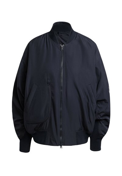 Námořnická bombardérka vyrobená z hladké látky, se zipem vpředu, žebrovanými manžetami a dvěma bočními kapsami. Oversized silueta.