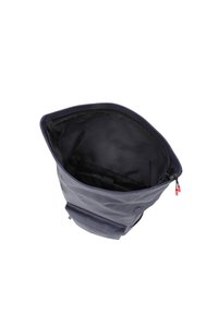 Otwarty ciemnoniebieski plecak z widoczną zapinaną na zamek główną komorą oraz małą przednią kieszenią, widziany z góry na białym tle.