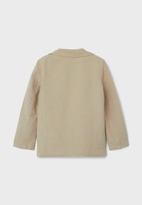 Giacca beige a maniche lunghe con colletto, caratterizzata da una silhouette dritta e un tessuto liscio e texture. La parte posteriore presenta dettagli sulle cuciture.