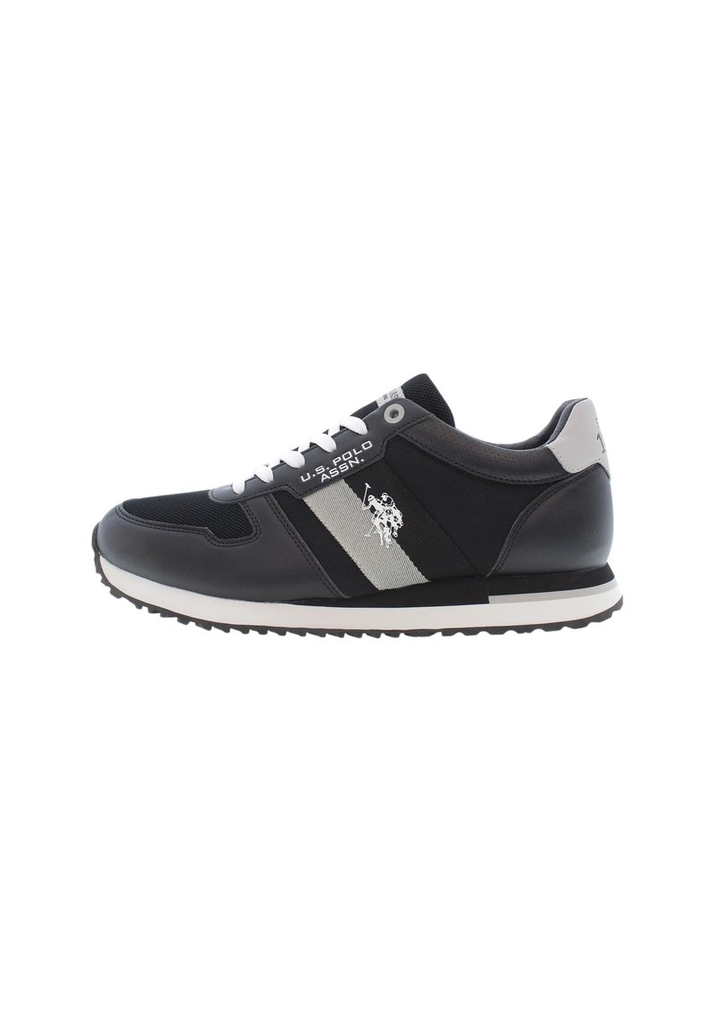 Scarpe sportive nere con tomaia in pelle e tessuto, stringhe bianche, dettagli grigi e logo sul lato, caratterizzate da una suola in gomma resistente.