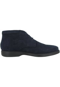 Botas chukka de ante azul marino con una suela de goma negra de perfil bajo, cordones circulares y un acabado texturizado. Diseño clásico, altura hasta el tobillo.