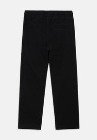 Μαύρο παντελόνι με μαλακή υφή, ελαστική μέση και μία πίσω τσέπη. Σχεδιασμός με ίσια μπότα, μινιμαλιστικό στυλ, χωρίς ορατά διακοσμητικά.