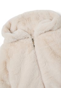 Helle beige Fleecejacke mit Kapuze, die einen vollständigen Reißverschluss und eine weiche, flauschige Textur aufweist. Es sind keine sichtbaren Muster oder Hardware-Details vorhanden.