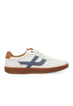 Witte leren sneaker met blauwe zijstrepen, beige accenten op de hiel en tong, witte veters en een bruine rubberen zool.