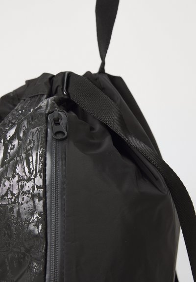 Rucsac negru cu accente lucioase, din material textil, cu închidere prin sfoară și un fermoar pe lateral. Conține o curea durabilă pentru purtare.