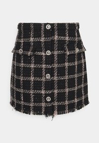 Sort og lyserød ternet tweed nederdel med frynset kant, der har to forlommer og metallic knapdetaljer.