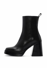 - Ankle boot