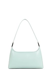 Sac à main en matériau synthétique vert menthe avec un design incurvé, une bandoulière fine et des accents métalliques argentés. Texture lisse sur toute la surface.