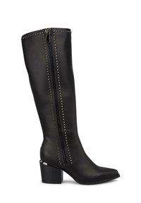 Bottes noires en cuir, montant jusqu'au genou, avec un bout pointu, des clous argentés le long de la fermeture éclair et un talon épais.