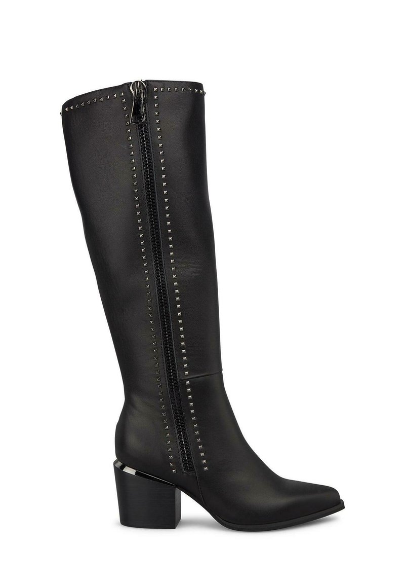 Bottes noires en cuir, montant jusqu'au genou, avec un bout pointu, des clous argentés le long de la fermeture éclair et un talon épais.