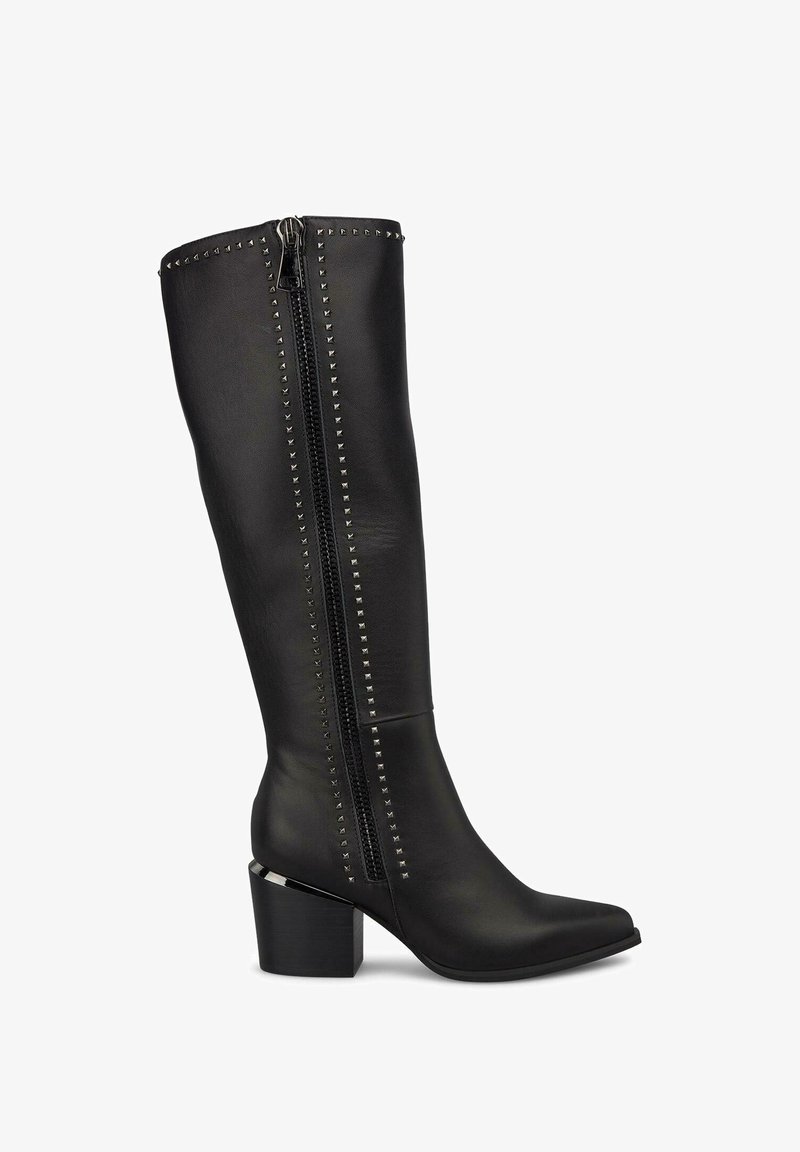 Stivale alto in pelle nera, con punta affusolata, dettagli in metallo argentato lungo la cerniera e tacco a blocco di chunky.