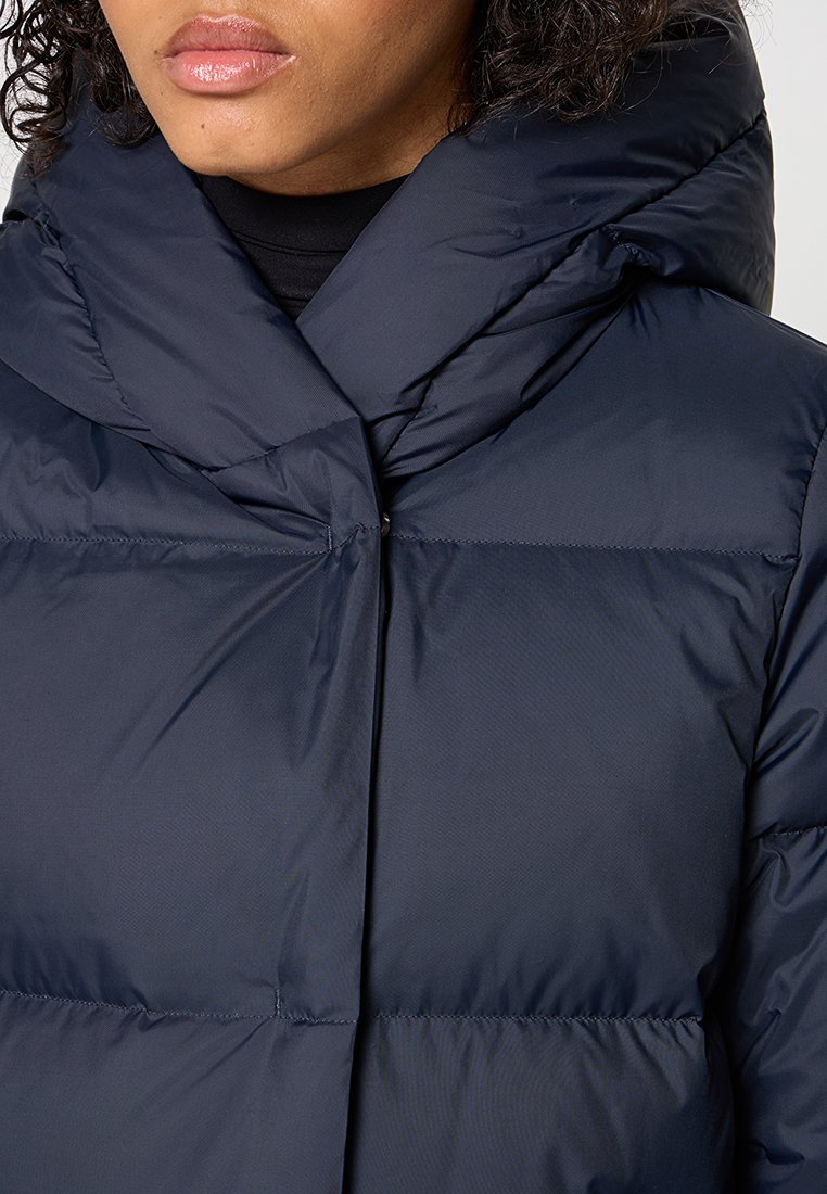 Granatowa kurtka puchowa z wysokim kołnierzem i pikowaną fakturą. Wykonana z błyszczącego materiału, z zapięciem na zamek błyskawiczny i subtelnymi detalami szwów.