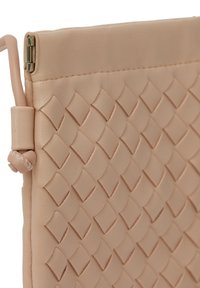 Beige læder clutch med et vævet mønster, som har en lynlås og en tekstureret overflade. Letvægtsdesign med subtile detaljer.