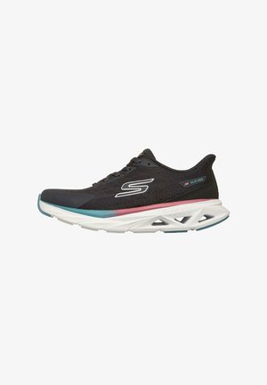 Zapatilla de running Skechers negra con suela blanca, detalles en verde azulado y rosa, parte superior de malla y logotipo "S" en el lateral.