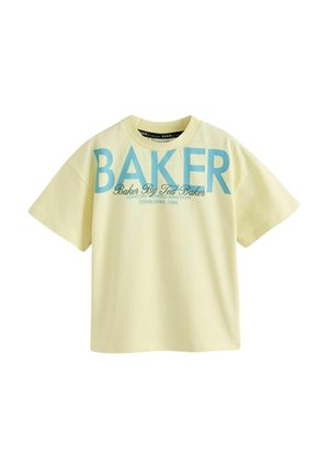 Hellgelbes T-Shirt mit kurzen Ärmeln mit großem blauem Text "BAKER" und kleinerem kursivem und gedrucktem Text darunter auf der Vorderseite.
