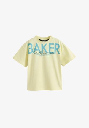 Lichtgele T-shirt met korte mouwen met grote blauwe tekst "BAKER" en kleinere cursieve en gedrukte tekst eronder aan de voorkant.