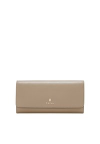 Cartera de cuero beige con un acabado texturizado, que presenta un logo dorado en la parte delantera y una forma rectangular estructurada.