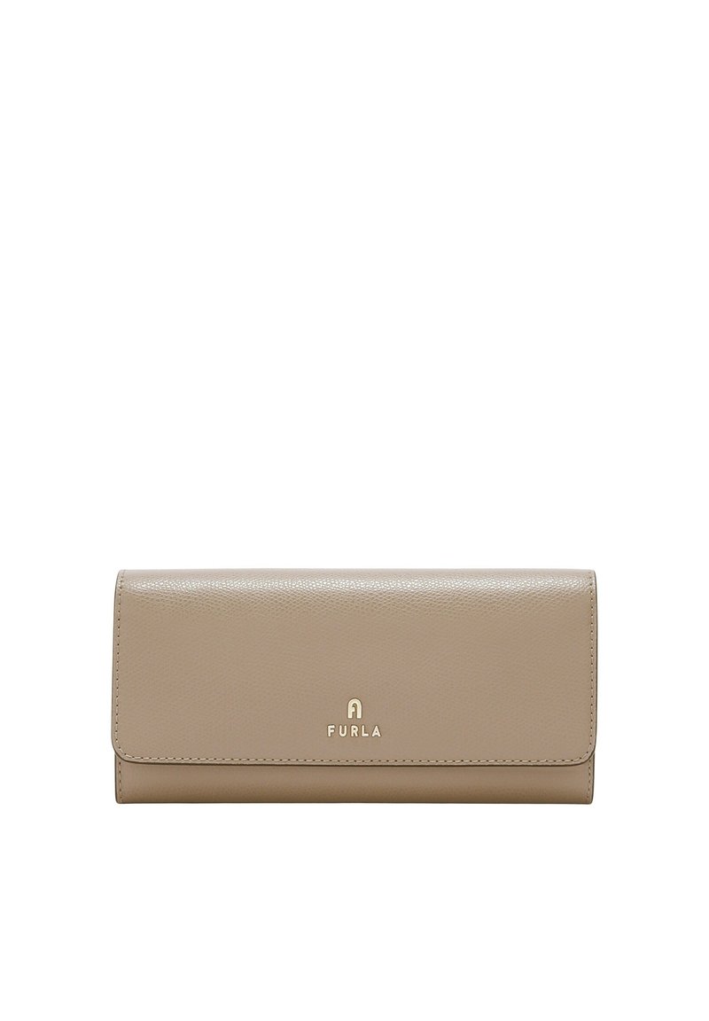 Cartera de cuero beige con un acabado texturizado, que presenta un logo dorado en la parte delantera y una forma rectangular estructurada.