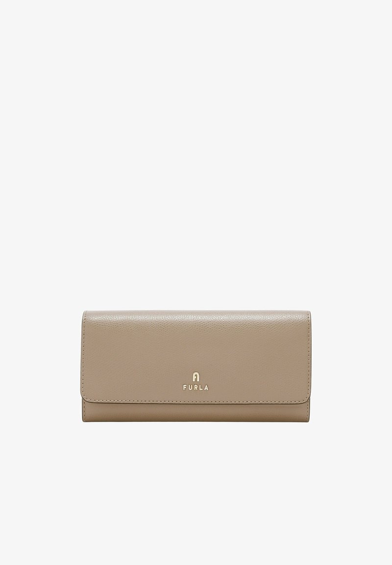Cartera de cuero beige con un acabado texturizado, que presenta un logo dorado en la parte delantera y una forma rectangular estructurada.