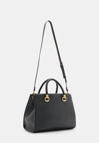 Sort læderhandbag med en struktureret form, der har flettede håndtag, hardware i guldtoner og en justerbar skulderrem.