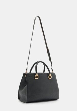 Schwarze Lederhandtasche mit strukturierter Form, geflochtenen Griffen, Beschlägen in goldfarbener Ausführung und einem verstellbaren Schultergurt.
