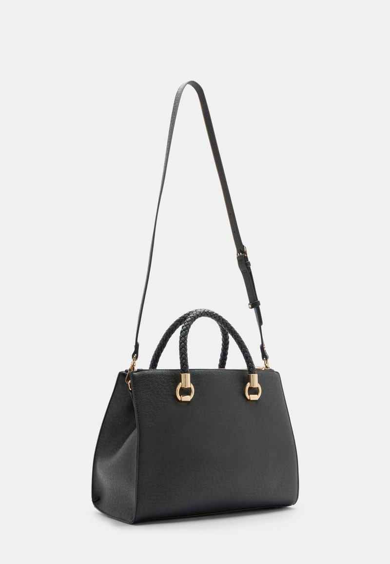 Sort læderhandbag med en struktureret form, der har flettede håndtag, hardware i guldtoner og en justerbar skulderrem.