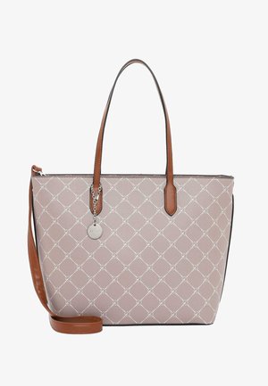 Sac fourre-tout beige avec un motif en diamant, des poignées marron, une bandoulière et un charme rond en argent suspendu à une poignée.