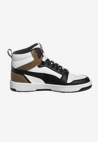 Sneaker alte caratterizzate da materiali in pelle nera, bianca e marrone con una finitura testurizzata, punta forata e accenti a contrasto.