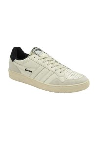 Sneaker in pelle bianca con accenti neri, punta perforata e logo sulla linguetta. Presenta un design con lacci e una suola in gomma texture.