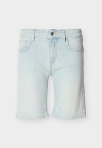 Lyseblå denimshorts med knap- og lynlåslukning foran, fem-lommer design og bæltestropper på en hvid baggrund.