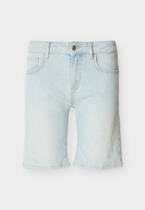Shorts in denim azzurro chiaro con bottone e zip frontali, design a cinque tasche e passanti per cintura su sfondo bianco.