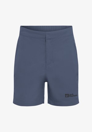 Korte, donkerblauwe shorts gemaakt van lichtgewicht materiaal; voorzien van een elastische tailleband, zakken en een zwart logo aan de linkerkant.