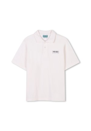 Polo shirt en coton blanc à manches courtes, col plat, patte de boutonnage à trois boutons et logo rectangulaire brodé en noir.