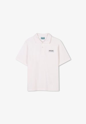 Polo shirt en coton blanc à manches courtes, col plat, patte de boutonnage à trois boutons et logo rectangulaire brodé en noir.