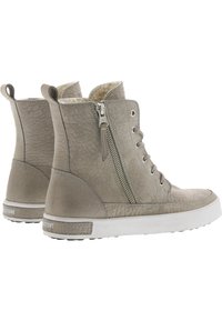 Grijze leren enkellaarzen met een textuurafwerking, voorzien van een zijrits, vetersluiting en een witte rubberen zool met branding.