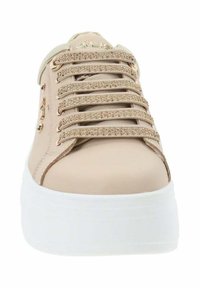 Sneaker beige con tomaia sintetica liscia, caratterizzata da dettagli metallici e lacci testurizzati, abbinata a una suola piatta bianca.
