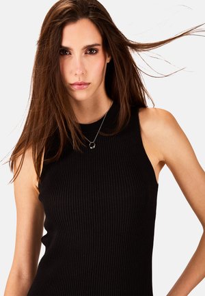 Top smanicato nero a coste con design a collo alto, caratterizzato da una silhouette aderente e una texture liscia. Include una delicata collana argentata.