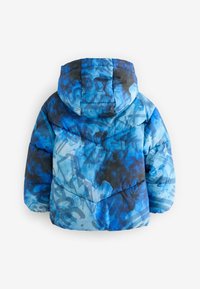 Vadderad blå jacka med huva, geometrisk puffdesign och en blandad mönstring av blått och svart. Slät, glänsande tygstruktur.