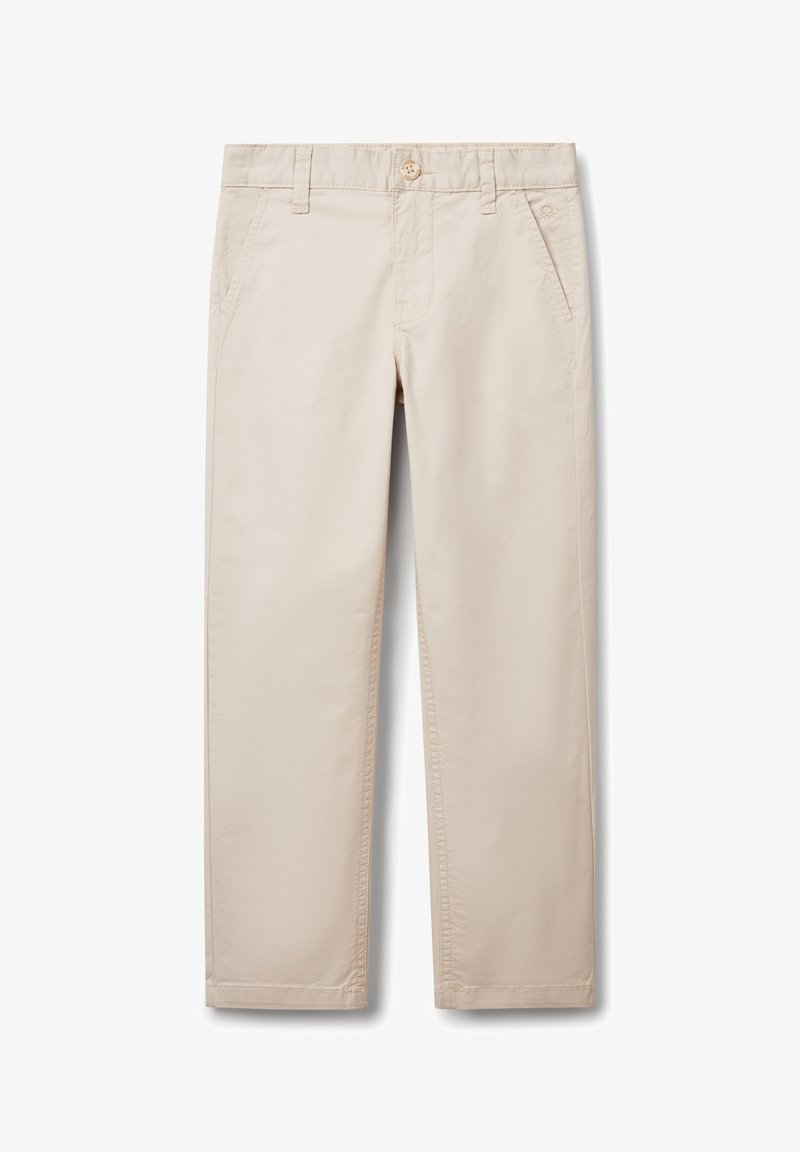 Beige bavlněné chinos kalhoty se střihovým designem rovného nohavice, s knoflíkovým zapínáním, bočními kapsami a čistými stehy pod tlumeným osvětlením.