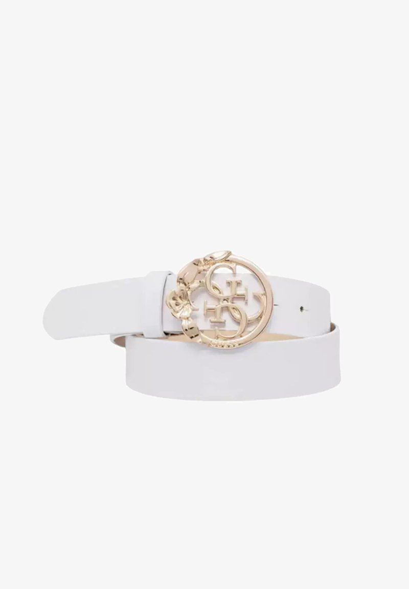Cintura in pelle bianca con una fibbia rotonda dorata che presenta lettere intrecciate e decorazioni floreali. Texture liscia con misura regolabile.