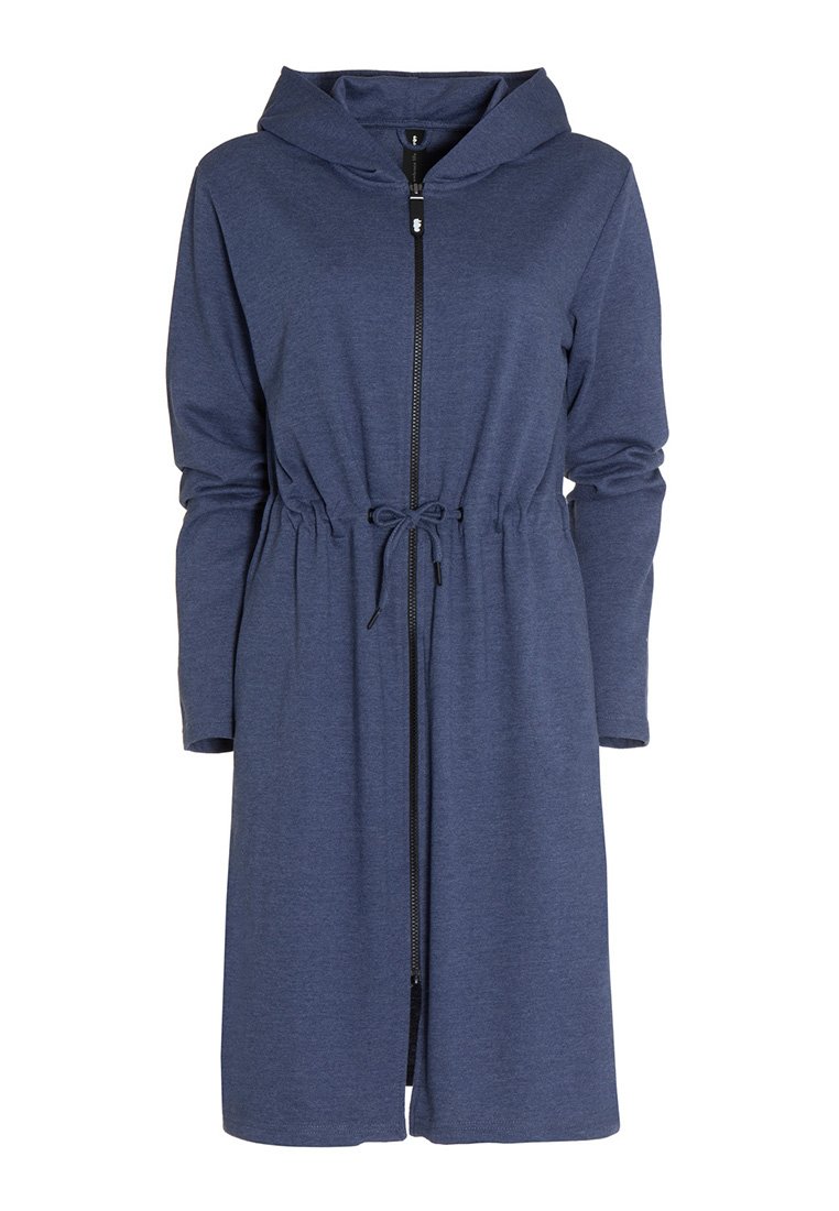 Granatowa sukienka z kapturem, z zamkiem błyskawicznym z przodu, sznurkiem w talii, długimi rękawami i miękkim, teksturowanym materiałem.