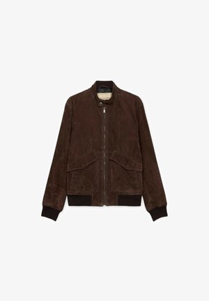 Bruine suède bomberjack met ritssluiting aan de voorkant, kraag met drukknoop, twee klepzakken aan de voorkant en geribbelde boorden en zoom.