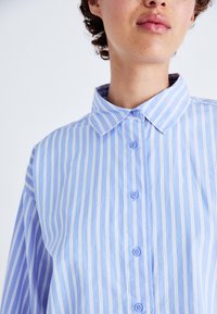 Gina Tricot Blusa com botões - navy blazer