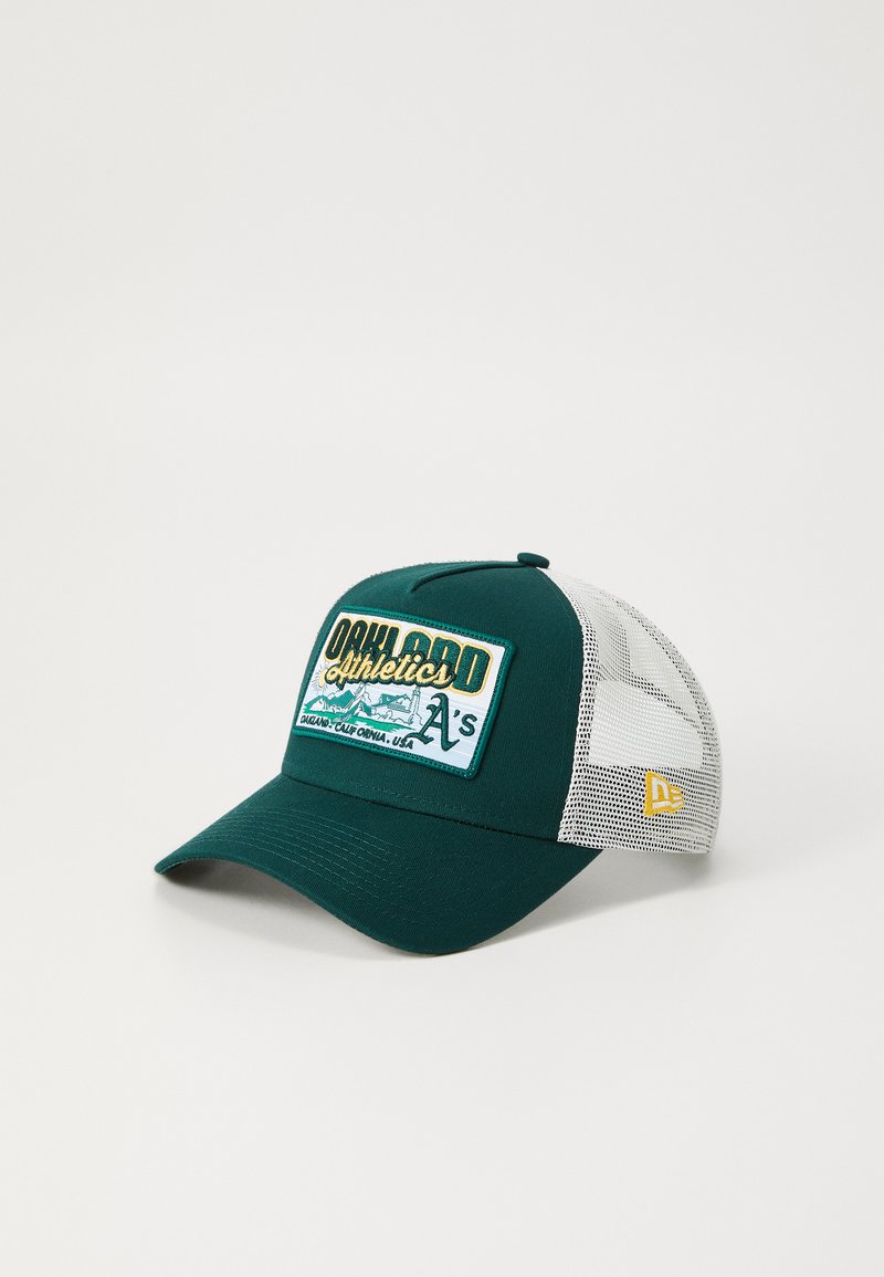 Grønn trucker cap med et brodert merke på fronten som har teksten "Oakland Athletics". Mesh bak og buet brem. Gul aksentlogo på siden.
