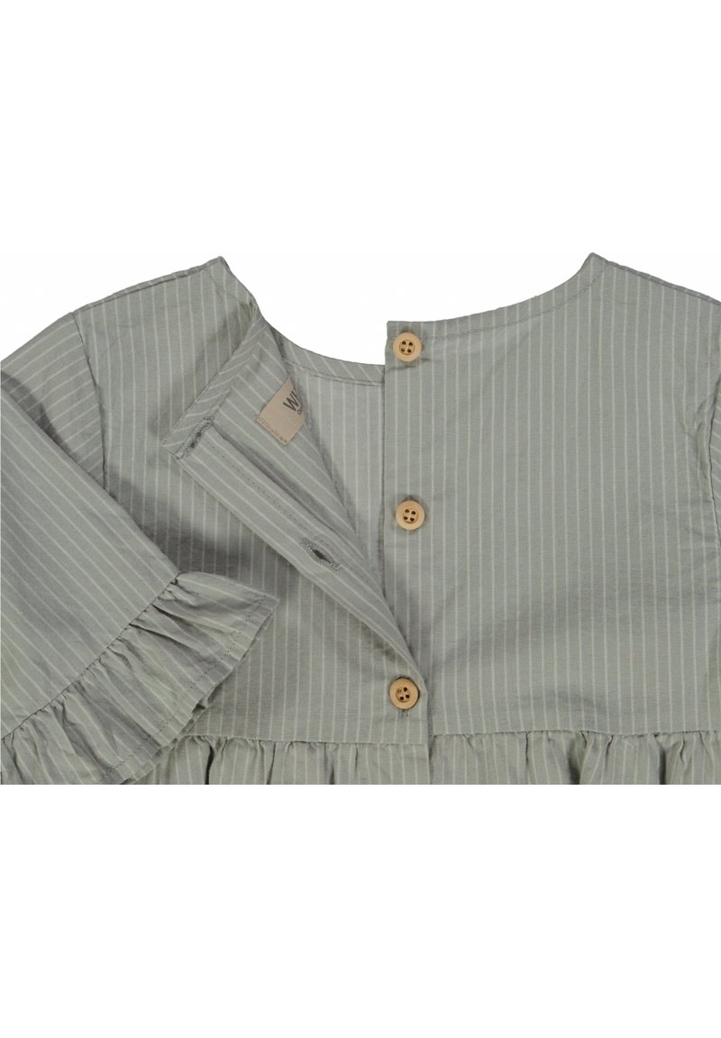 Robe vert clair à fines rayures, manches longues, boutons en bois dans le dos et détails froncés à la taille et aux poignets.