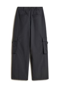 Pantaloni cargo in nylon grigio scuro, con design a gamba dritta, due tasche laterali cargo e due tasche posteriori. Texture liscia e dettagli minimi.