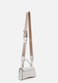 Kleine Handtasche aus leicht grauem, strukturiertem Material mit einer klaren, strukturierten Form. Verfügt über einen oberen Griff, einen verstellbaren beigen Riemen und goldene Akzente als Beschläge.